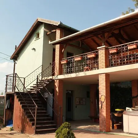 Konukevi Tenisz